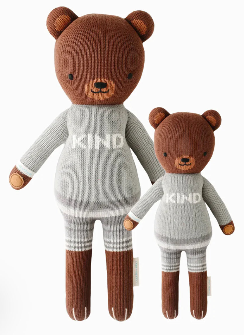 cuddle + kind Regular Oliver The Bear